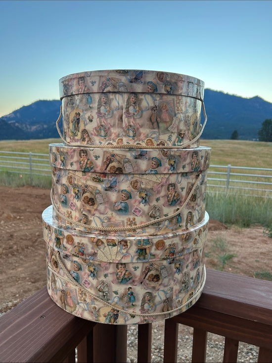 The gifted line Accessories - Set of 3 Vintage Nesting Illustration Hat Boxes 1995